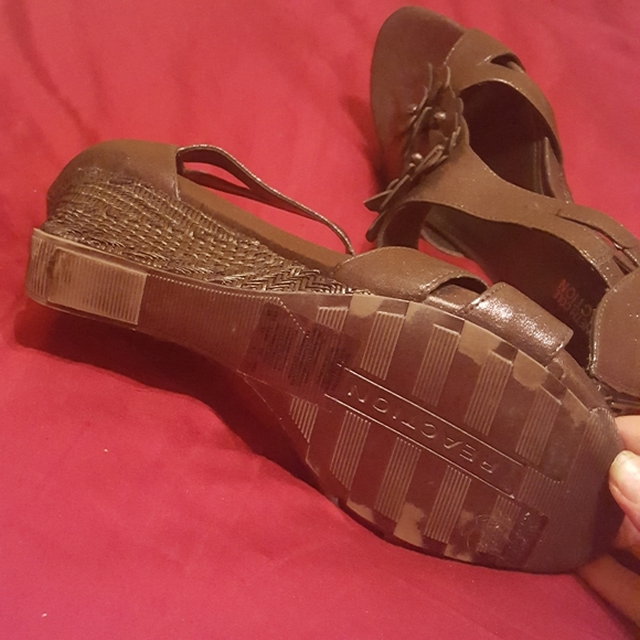 Kenneth Cole Reaction Metallic Wedge Sandals 10 - Picture 7 of 11